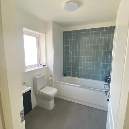 Luxury 3 Bedroom - 25 Minute Direct Train To Dublin نيوبريدج