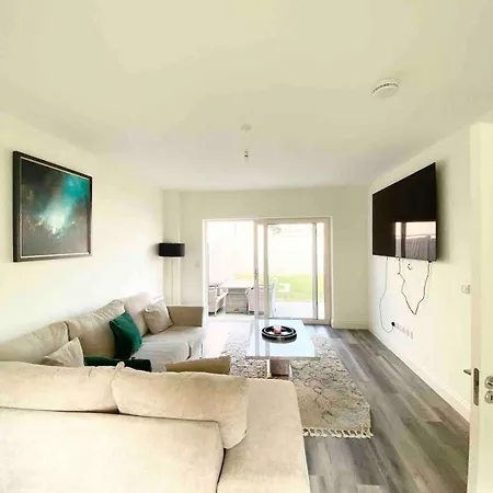 Luxury 3 Bedroom - 25 Minute Direct Train To Dublin Newbridge (Kildare)