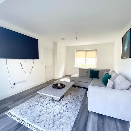 Luxury 3 Bedroom - 25 Minute Direct Train To Dublin
