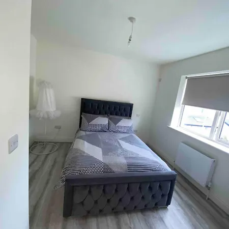Luxury 3 Bedroom - 25 Minute Direct Train To Dublin *